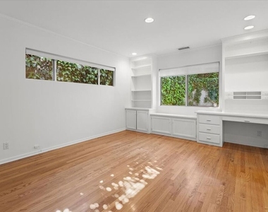 4031 Hollyline Avenue - Photo Thumbnail 18