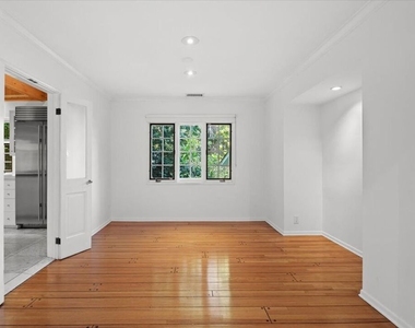 4031 Hollyline Avenue - Photo Thumbnail 4