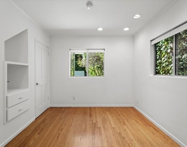 4031 Hollyline Avenue - Photo Thumbnail 13