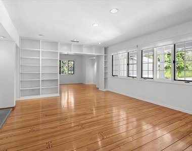 4031 Hollyline Avenue - Photo Thumbnail 3