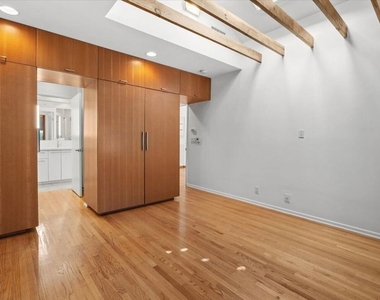 4031 Hollyline Avenue - Photo Thumbnail 16