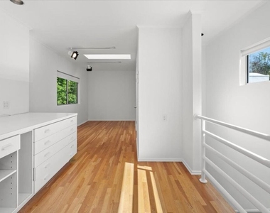 4031 Hollyline Avenue - Photo Thumbnail 21