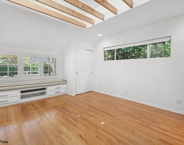 4031 Hollyline Avenue - Photo Thumbnail 15