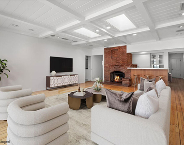 4031 Hollyline Avenue - Photo Thumbnail 7