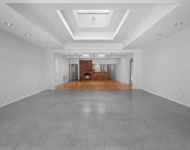 4031 Hollyline Avenue - Photo Thumbnail 6