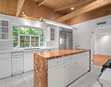 4031 Hollyline Avenue - Photo Thumbnail 9