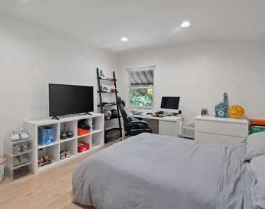 5211 Allott Avenue - Photo Thumbnail 12