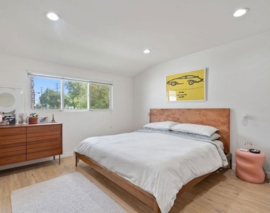5211 Allott Avenue - Photo Thumbnail 9