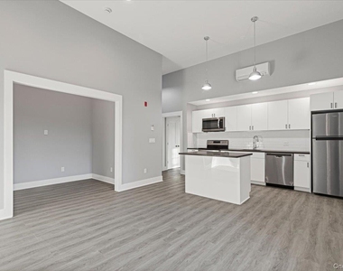 47 Beekman Avenue - Photo Thumbnail 4