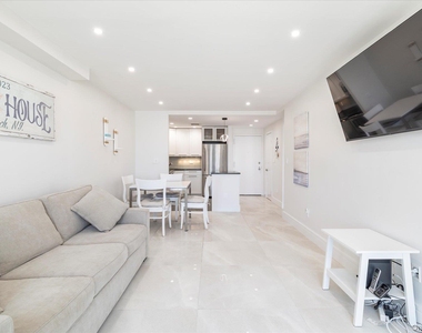 450 W Broadway - Photo Thumbnail 4