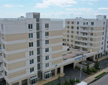 450 W Broadway - Photo Thumbnail 16