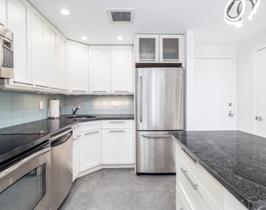 450 W Broadway - Photo Thumbnail 8