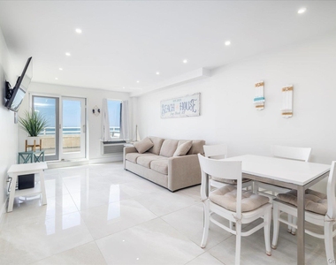 450 W Broadway - Photo Thumbnail 2