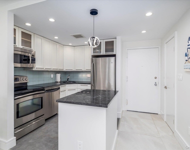 450 W Broadway - Photo Thumbnail 6