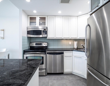 450 W Broadway - Photo Thumbnail 7