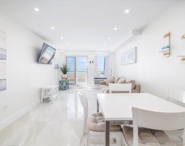 450 W Broadway - Photo Thumbnail 3