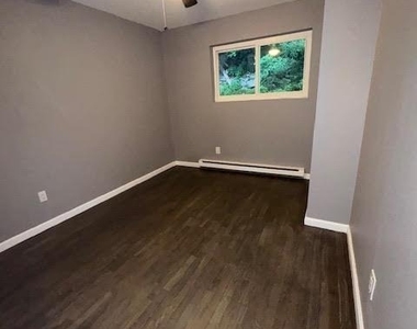 1003 Parkview Drive - Photo Thumbnail 8