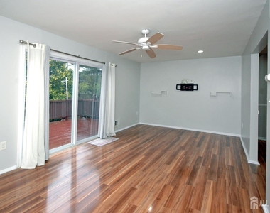 4 White Oaks Drive - Photo Thumbnail 4
