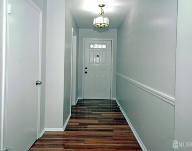 4 White Oaks Drive - Photo Thumbnail 2