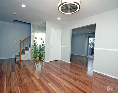 4 White Oaks Drive - Photo Thumbnail 3