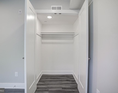 540 S 52nd Street - Photo Thumbnail 5