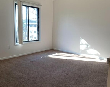 6998 Hanover Parkway - Photo Thumbnail 10