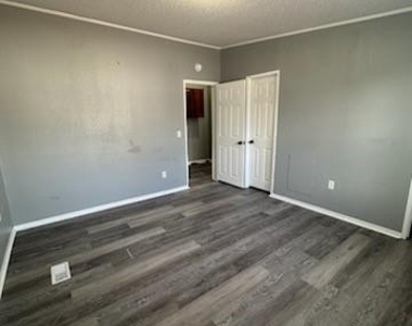 122 Oak Street - Photo Thumbnail 5