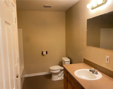 204 Hall St - Photo Thumbnail 6