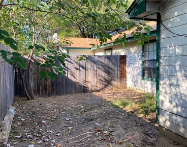 204 Hall St - Photo Thumbnail 8