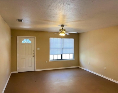 204 Hall St - Photo Thumbnail 3