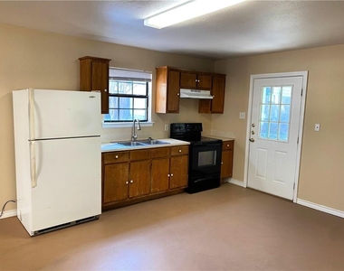 204 Hall St - Photo Thumbnail 2