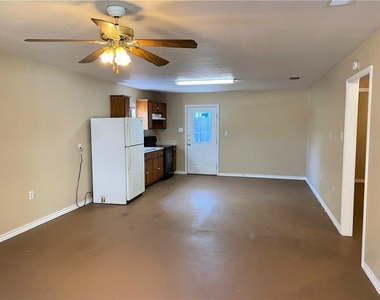 204 Hall St - Photo Thumbnail 1