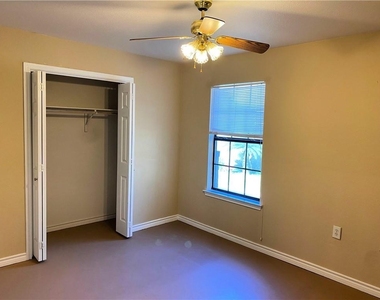 204 Hall St - Photo Thumbnail 5