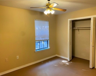 204 Hall St - Photo Thumbnail 4