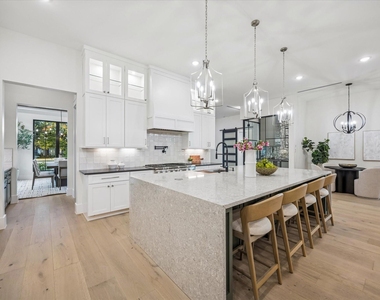 431 W 30th Street - Photo Thumbnail 7