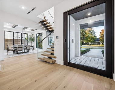 431 W 30th Street - Photo Thumbnail 1