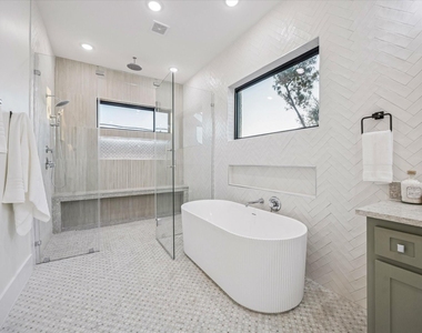 431 W 30th Street - Photo Thumbnail 16
