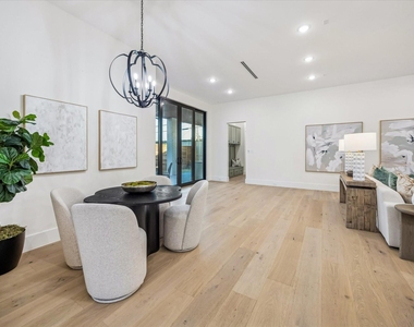 431 W 30th Street - Photo Thumbnail 9