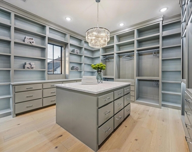 431 W 30th Street - Photo Thumbnail 17