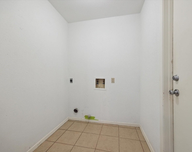 2723 N Brompton Drive - Photo Thumbnail 11