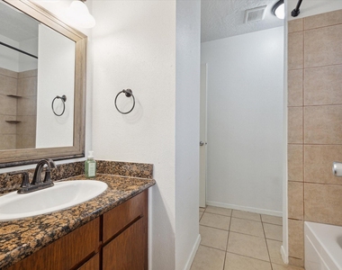 2723 N Brompton Drive - Photo Thumbnail 14