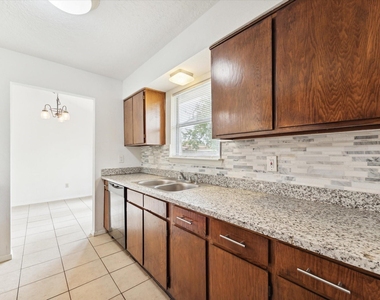 2723 N Brompton Drive - Photo Thumbnail 8