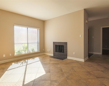 2025 Augusta Drive - Photo Thumbnail 4