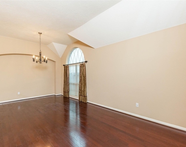 2201 Signal Hill Drive - Photo Thumbnail 7
