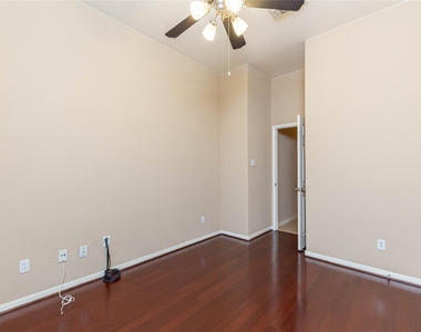 2201 Signal Hill Drive - Photo Thumbnail 14