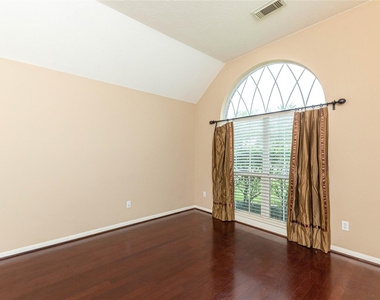 2201 Signal Hill Drive - Photo Thumbnail 6