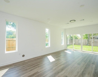 4358 Clover Street - Photo Thumbnail 11