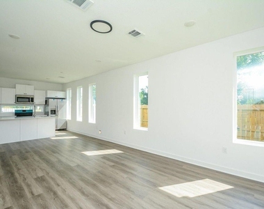 4358 Clover Street - Photo Thumbnail 10