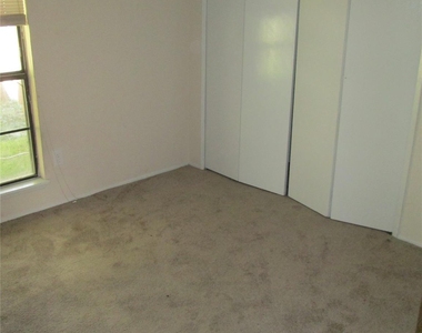 6818 Glenstein Drive - Photo Thumbnail 16