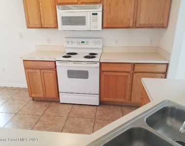 888 Macon Drive - Photo Thumbnail 5